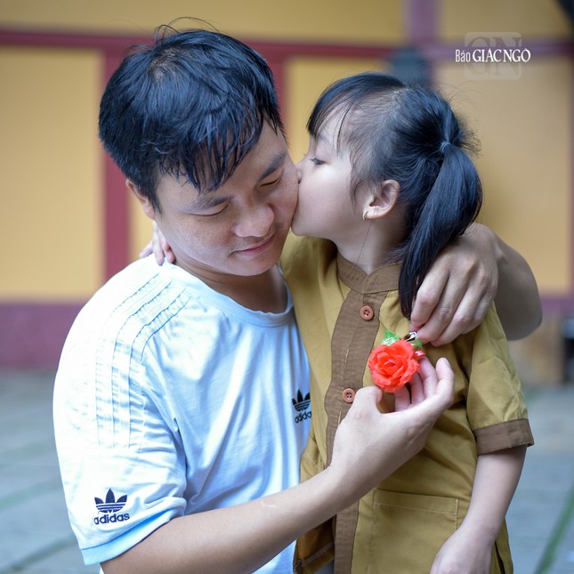 Tình thương của Bông dành cho ba khi hiểu ý nghĩa của đóa hoa hồng trên ngực mình