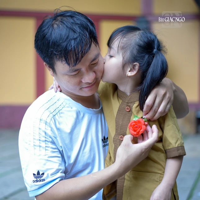 Tình thương của Bông dành cho ba khi hiểu ý nghĩa của đóa hoa hồng trên ngực mình