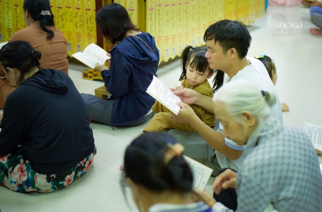 Bé Bông chăm chú tụng kinh cùng với ba để cầu nguyện, gửi gắm năng lượng bình an đến mọi người trong gia đình của mình