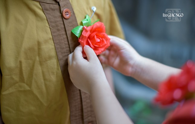 Hoa hồng đỏ tượng trưng cho việc người nhận vẫn còn cha mẹ, vẫn còn niềm hạnh phúc nhất trong cuộc đời