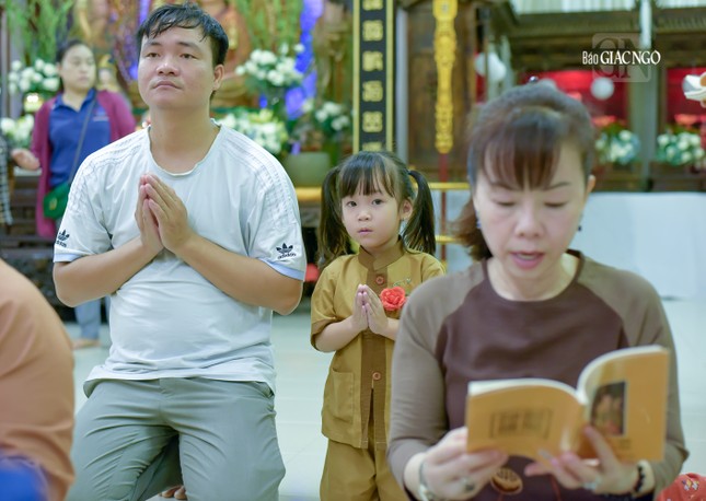 Sau khi lễ Phật, em và ba tham dự buổi tụng kinh nhân ngày lễ Vu lan