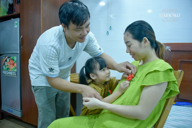 Em cùng ba cài hoa hồng cho mẹ với lời chúc mẹ luôn bình an, có nhiều niềm vui trong cuộc sống giống như lời các thầy dạy trên chùa. Đây là một mùa Vu lan ý nghĩa nhất mà gia đình bé Bông được trải nghiệm