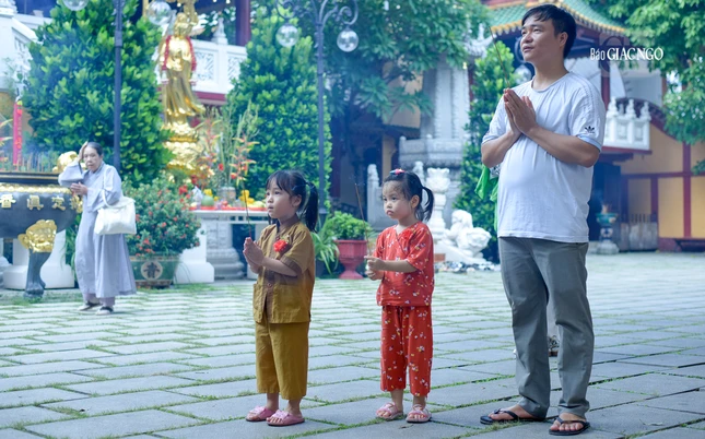 Ngay từ sáng sớm rằm tháng Bảy ÂL, bé Bông đã theo ba và bạn đến chùa Viên Giác (Q.Tân Bình) thành kính lễ Phật