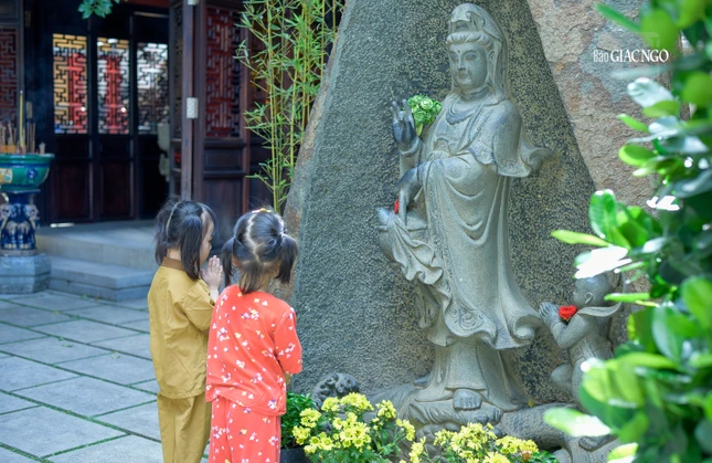 Bên cạnh Đức Phật thì em thích nhất là được đảnh lễ Bồ-tát Quán Thế Âm bên trong khuôn viên chùa Viên Giác