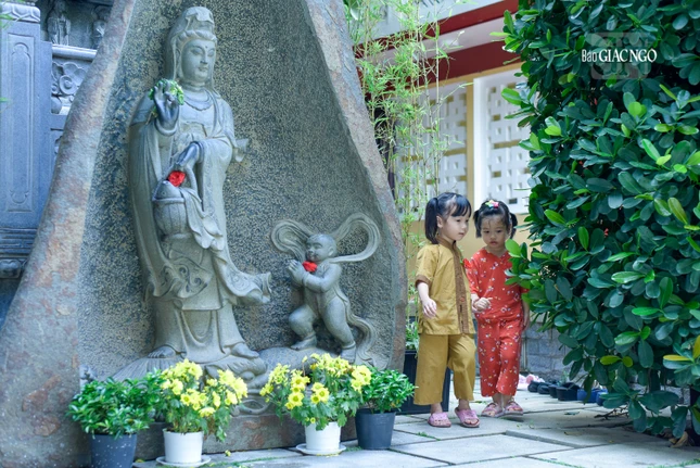 Việc đưa trẻ đi chùa là cách để hướng các em đến các giá trị chân - thiện - mỹ, đồng thời giúp cho các em tìm hiểu về nét đẹp ở cửa thiền