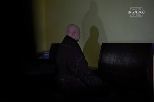 Ngoài các thời khóa chính thức thì các hành giả có thể tìm một nơi yên tĩnh để tĩnh tọa niệm Phật, ngồi thiền theo pháp môn hữu duyên