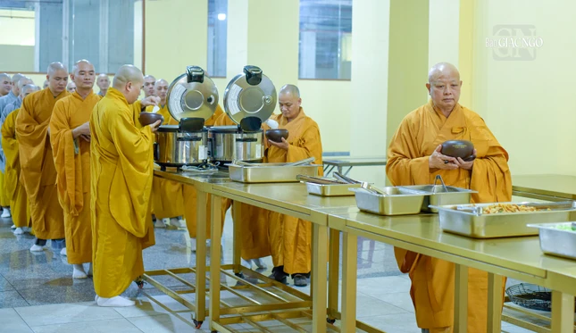 Hòa thượng Thích Lệ Trang tham dự cùng đại chúng trong thời quá đường