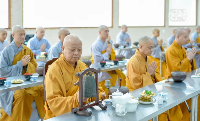 Theo từ điển Phật học Huệ Quang định nghĩa: “Quá đường, còn gọi là Thượng đường hay Phó đường, nơi Tăng chúng đến thọ thực mà tâm không tham”