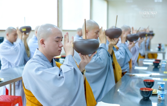 Cử bát cúng dường