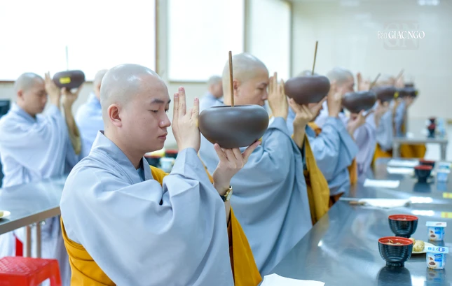 Cử bát cúng dường