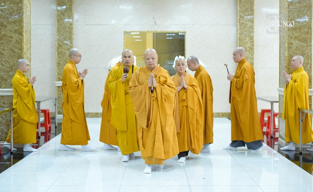 Hòa thượng Thích Lệ Trang dẫn chúng kinh hành