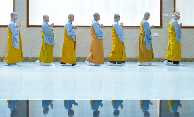 Đại chúng kinh hành, niệm Phật trong chánh niệm sau thời quá đường mỗi ngày