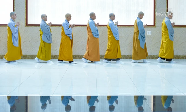 Đại chúng kinh hành, niệm Phật trong chánh niệm sau thời quá đường mỗi ngày