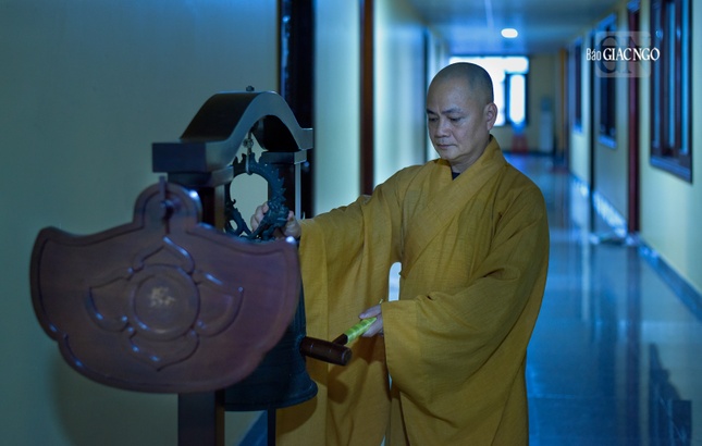 Thượng tọa Thích Thiện Tạo, Chánh na hạ trường Việt Nam Quốc Tự thỉnh chuông báo chúng lúc 3 giờ 30 sáng, bắt đầu một ngày tu học của các hành giả