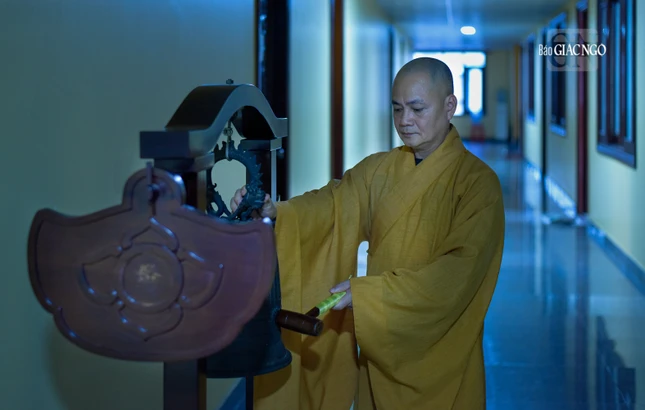 Thượng tọa Thích Thiện Tạo, Chánh na hạ trường Việt Nam Quốc Tự thỉnh chuông báo chúng lúc 3 giờ 30 sáng, bắt đầu một ngày tu học của các hành giả