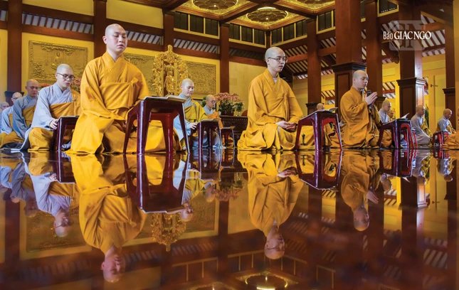 Thời công phu sáng, các hành giả cùng trì tụng chú Lăng Nghiêm, để ôn lại chí nguyện của người xuất gia