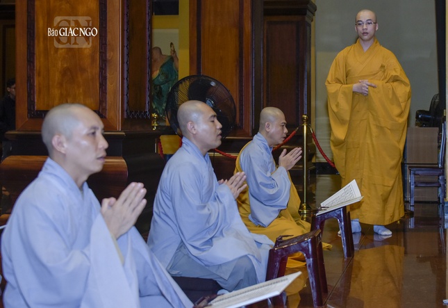 Tụng giới là thời khóa quan trọng nhất trong ngày của các giới tử tòng hạ tại VIệt Nam Quốc Tự