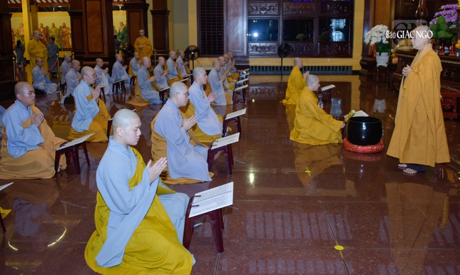 Thời khóa này được các thầy Tỳ-kheo giám sát theo sự phân công của Ban Chức sự