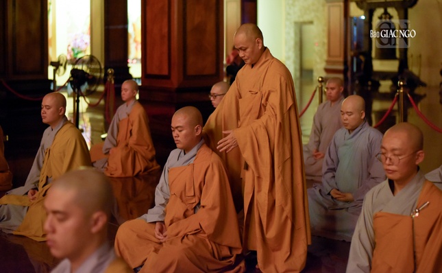 Ngoài việc học luật, các giới tử còn phải tập thiền tọa để rèn luyện thân và tâm. Thời khóa này cũng được các vị Tỳ-kheo giám sát mỗi ngày