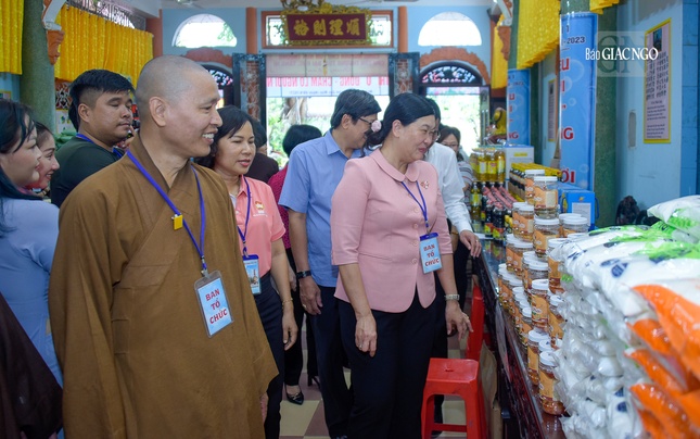 Thượng tọa Thích Minh Quang, Trưởng ban Trị sự GHPGVN Q.1 giới thiệu các mặt hàng tại siêu thị đến bà Hoàng Thị Tố Nga, Phó Bí thư Thường trực Quận ủy Q1 và bà Dương Thị Hồng Gấm, Chủ tịch UBMTTQVN quận Thượng tọa Thích Minh Quang, Trưởng ban Trị sự GHPGVN Q.1 giới thiệu các mặt hàng tại siêu thị đến bà Hoàng Thị Tố Nga, Phó Bí thư Thường trực Quận ủy Q1 và bà Dương Thị Hồng Gấm, Chủ tịch UBMTTQVN quận