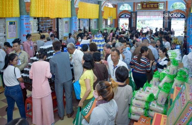 "Siêu thị 0 đồng" phục vụ 600 lượt người dân mua sắm "Siêu thị 0 đồng" phục vụ 600 lượt người dân mua sắm