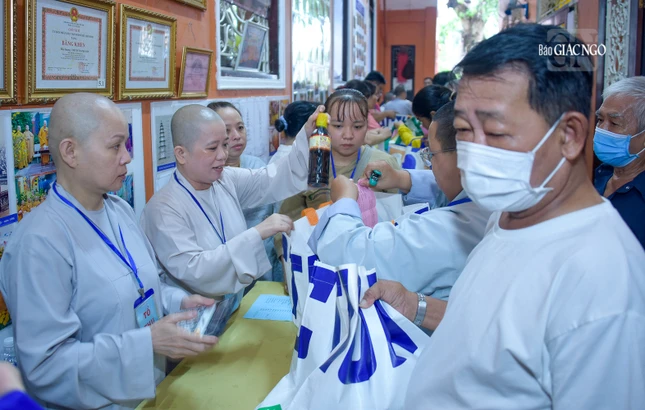 Các thành viên quầy thu ngân hỗ trợ người dân tính tiền Các thành viên quầy thu ngân hỗ trợ người dân tính tiền