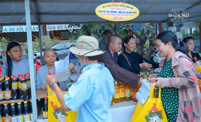 Niềm vui của người nhận quà Niềm vui của người nhận quà