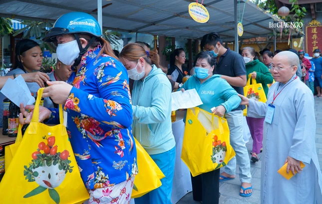 14 gian hàng tại "siêu thị 0 đồng" chùa Pháp Võ phục vụ cho hơn 300 người dân có hoàn cảnh khó khăn trên địa bàn 14 gian hàng tại "siêu thị 0 đồng" chùa Pháp Võ phục vụ cho hơn 300 người dân có hoàn cảnh khó khăn trên địa bàn