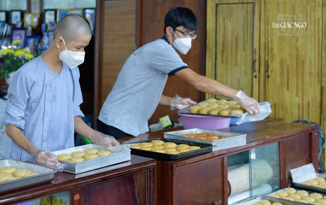 Bánh trung thu do các thành viên trong nhóm "Thiện Nguyện Chánh Đạo" làm hoàn toàn thủ công, không sử dụng chất bảo quản để đảm bảo sức khỏe cho các em thiếu nhi khi dùng bánh