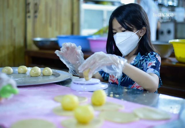Tranh thủ ngày nghỉ cuối tuần, gia đình 3 mẹ con lặn lội từ Bạc Liêu lên TP.HCM để cùng các thành viên làm bánh trung thu