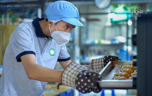 Số bánh sau khi hoàn thành sẽ được đưa vào lò nướng