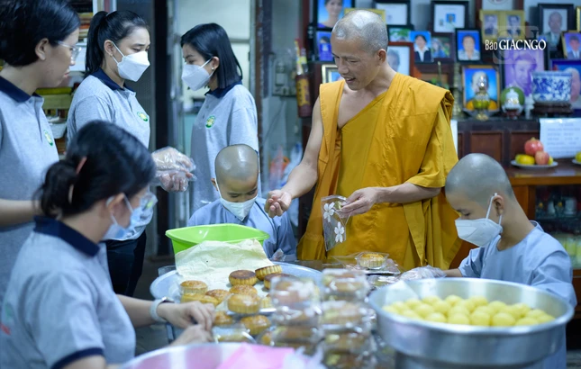 Chư Tăng thường xuyên giám sát và nhắc nhở các thành viên luôn chánh niệm trong từng việc làm của mình để đảm bảo những cái bánh làm ra luôn sạch sẽ, an toàn