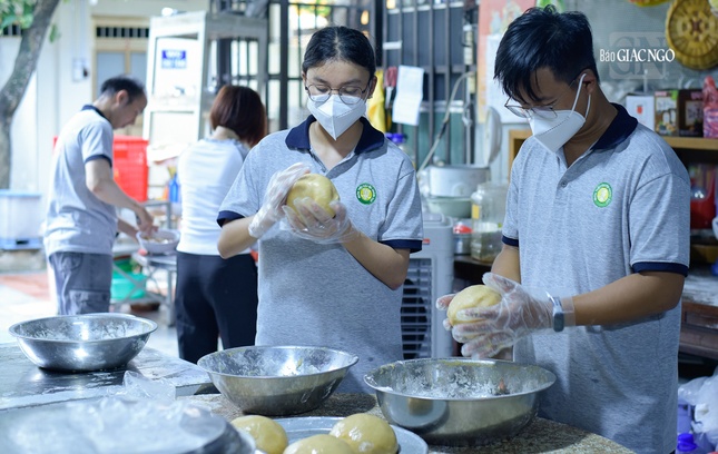 Làm bánh trung thu là cơ hội để mọi người gặp gỡ trò chuyện, cũng như khởi phát tình yêu thương đối với mọi người