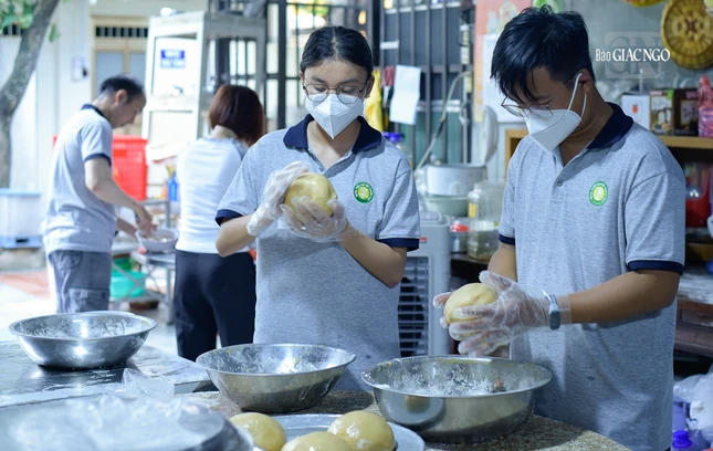 Làm bánh trung thu là cơ hội để mọi người gặp gỡ trò chuyện, cũng như khởi phát tình yêu thương đối với mọi người