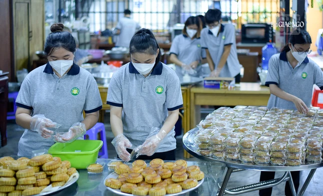 Được biết, hơn 3.000 cái bánh trung thu được làm trong đợt này sẽ được tịnh xá Ngọc Chánh và nhóm "Thiện Nguyện Chánh Đạo" trao tặng đến các em thiếu nhi tại Huế, Bạc Liêu, Phú Yên, Đắk Nông, TP.HCM trong dịp Tết Trung thu năm nay