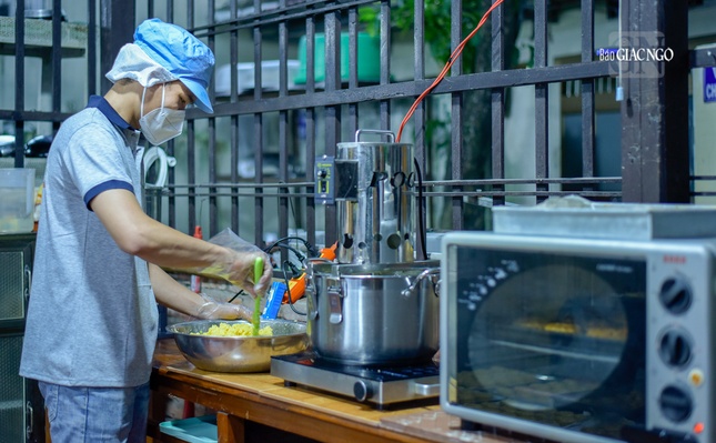 Một bạn trẻ đang chăm chú làm nhân bánh