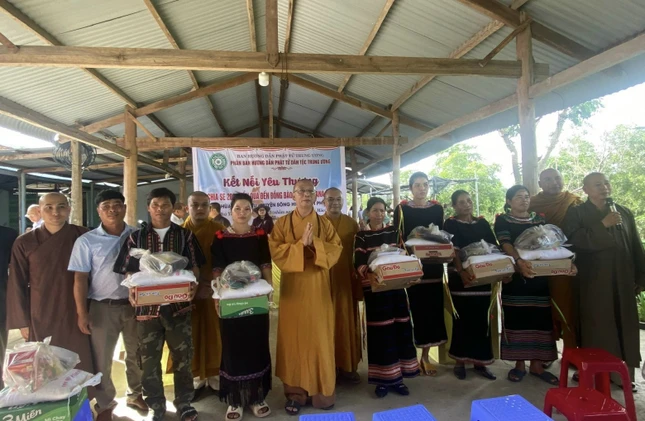 Tặng quà đến đồng bào dân tộc Ba Na, Ê Đê