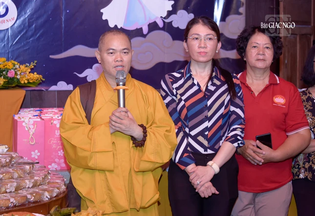 Thượng tọa Thích Quảng Pháp chia sẻ niềm vui cùng các em nhỏ Thượng tọa Thích Quảng Pháp chia sẻ niềm vui cùng các em nhỏ