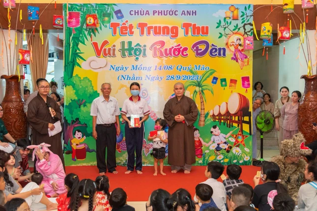 Đại đức Thích Minh Nhân trao học bổng đến các em nhỏ có hoàn cảnh khó khăn