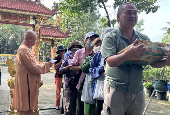 Trao quà đến các hộ gia đình khó khăn