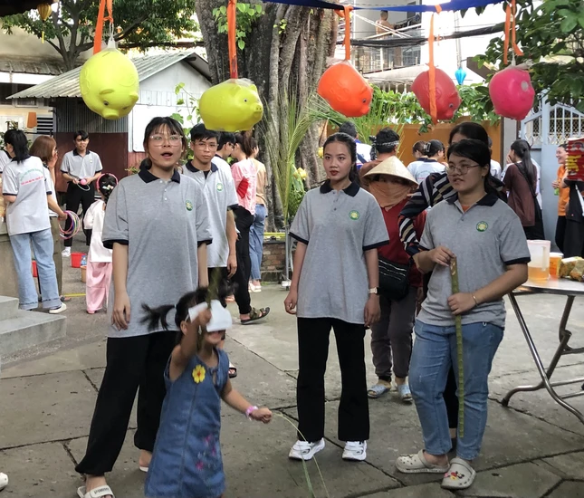 Một em nhỏ đang chơi trò chơi dân gian bịt mắt đập heo đất Một em nhỏ đang chơi trò chơi dân gian bịt mắt đập heo đất