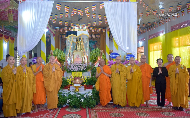 Đoàn Ban Phật giáo Quốc tế T.Ư và Hội đồng Điều hành Học viện Phật giáo VN tại TP.HCM, đoàn đại biểu Quốc hội tỉnh Sóc Trăng trước di ảnh Trưởng lão Hòa thượng