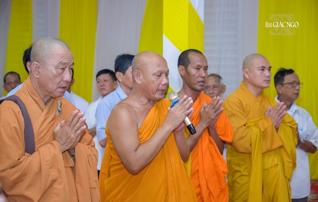 Hòa thượng Thạch Hà, Trưởng ban Trị sự Phật giáo tỉnh Cà Mau cùng các thành viên dâng lời tưởng niệm