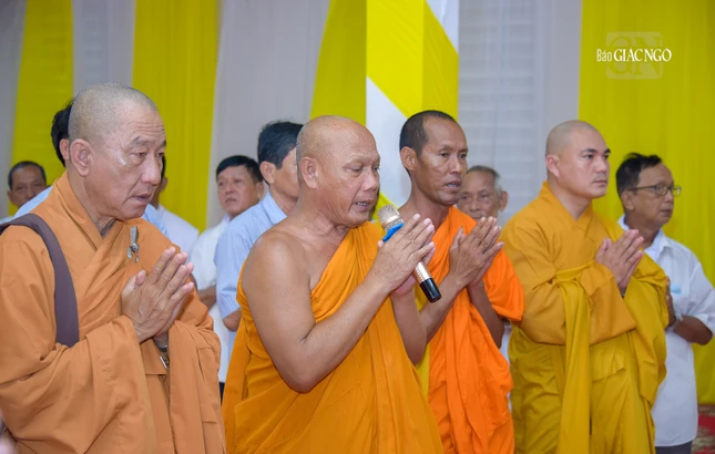 Hòa thượng Thạch Hà, Trưởng ban Trị sự Phật giáo tỉnh Cà Mau cùng các thành viên dâng lời tưởng niệm