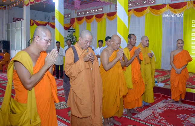 Thành kính bái biệt vị pháp lữ