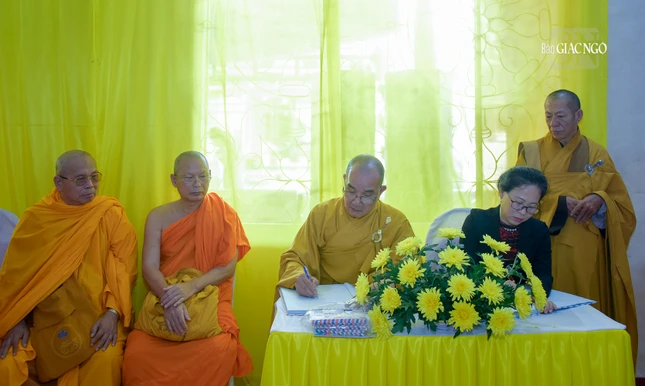 Thượng tọa Thích Lệ Lạc, Trưởng ban Trị sự Phật giáo tỉnh Vĩnh Long ký sổ tang lưu niệm