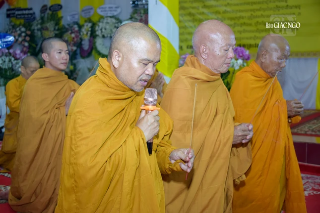 Thượng tọa Thích Giác Hoàng, Ủy viên Hội đồng Trị sự, Phó Viện trưởng Viện Nghiên cứu Phật học Việt Nam, Chánh Thư ký hệ phái Khất sĩ đại diện dâng lời tưởng niệm