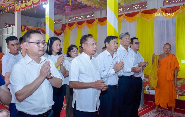 Đoàn UBMTTQVN tỉnh Sóc Trăng do ông Đỗ Tấn Hậu, Phó Chủ tịch Thường trực làm trưởng đoàn