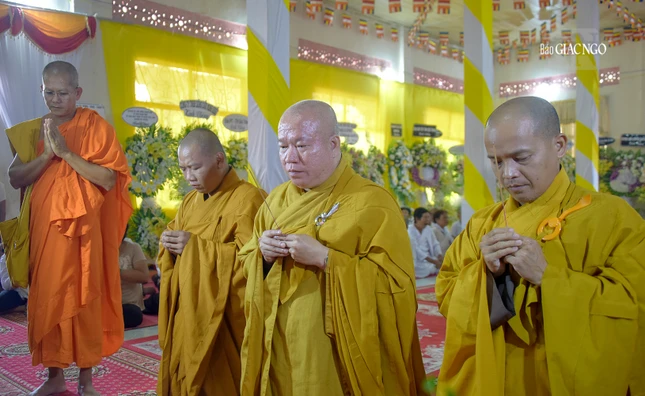 Ban Trị sự Phật giáo tỉnh Trà Vinh do Thượng tọa Thích Tâm Khiết, Phó ban kiêm Chánh Thư ký Ban Trị sự dẫn đầu dâng hương tưởng niệm