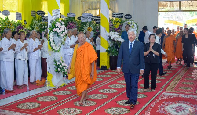 Ông Đỗ Văn Chiến cùng các thành viên đoàn lãnh đạo Đảng, Nhà nước, UBTƯMTTQVN đến viếng tang Trưởng lão Hòa thượng